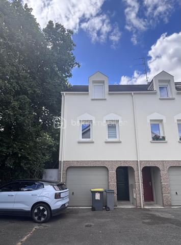Maison mitoyenne située dans le quartier de Montjoyeux à Tours, offrant 82 m² habitables répartis sur trois niveaux. Fonctionnelle et lumineuse, elle dispose de trois chambres, d'un garage et d'un agréable jardin arboré d'environ 150 m², idéal pour profiter des beaux jours en famille.

La maison a bénéficié de nombreux travaux récents : peintures refaites, sols remplacés, radiateurs changés, démoussage de la toiture et ravalement de façade. Autant d'améliorations qui permettent d'emménager sereinement sans avoir à prévoir de gros travaux.

Située à proximité des écoles, commerces et transports, cette maison constitue une belle opportunité pour une famille ou un primo-accédant à la recherche d'un bien entretenu dans un secteur apprécié de Tours Sud.
