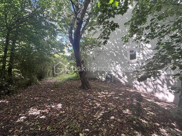 Maison mitoyenne située dans le quartier de Montjoyeux à Tours, offrant 82 m² habitables répartis sur trois niveaux. Fonctionnelle et lumineuse, elle dispose de trois chambres, d'un garage et d'un agréable jardin arboré d'environ 150 m², idéal pour profiter des beaux jours en famille.

La maison a bénéficié de nombreux travaux récents : peintures refaites, sols remplacés, radiateurs changés, démoussage de la toiture et ravalement de façade. Autant d'améliorations qui permettent d'emménager sereinement sans avoir à prévoir de gros travaux.

Située à proximité des écoles, commerces et transports, cette maison constitue une belle opportunité pour une famille ou un primo-accédant à la recherche d'un bien entretenu dans un secteur apprécié de Tours Sud.