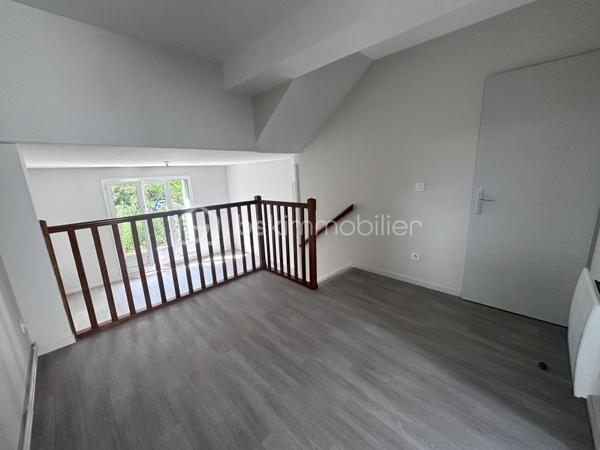 Maison mitoyenne située dans le quartier de Montjoyeux à Tours, offrant 82 m² habitables répartis sur trois niveaux. Fonctionnelle et lumineuse, elle dispose de trois chambres, d'un garage et d'un agréable jardin arboré d'environ 150 m², idéal pour profiter des beaux jours en famille.

La maison a bénéficié de nombreux travaux récents : peintures refaites, sols remplacés, radiateurs changés, démoussage de la toiture et ravalement de façade. Autant d'améliorations qui permettent d'emménager sereinement sans avoir à prévoir de gros travaux.

Située à proximité des écoles, commerces et transports, cette maison constitue une belle opportunité pour une famille ou un primo-accédant à la recherche d'un bien entretenu dans un secteur apprécié de Tours Sud.