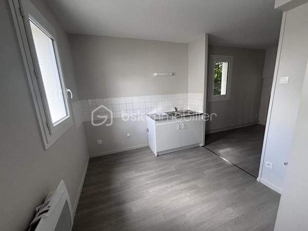 Maison mitoyenne située dans le quartier de Montjoyeux à Tours, offrant 82 m² habitables répartis sur trois niveaux. Fonctionnelle et lumineuse, elle dispose de trois chambres, d'un garage et d'un agréable jardin arboré d'environ 150 m², idéal pour profiter des beaux jours en famille.

La maison a bénéficié de nombreux travaux récents : peintures refaites, sols remplacés, radiateurs changés, démoussage de la toiture et ravalement de façade. Autant d'améliorations qui permettent d'emménager sereinement sans avoir à prévoir de gros travaux.

Située à proximité des écoles, commerces et transports, cette maison constitue une belle opportunité pour une famille ou un primo-accédant à la recherche d'un bien entretenu dans un secteur apprécié de Tours Sud.