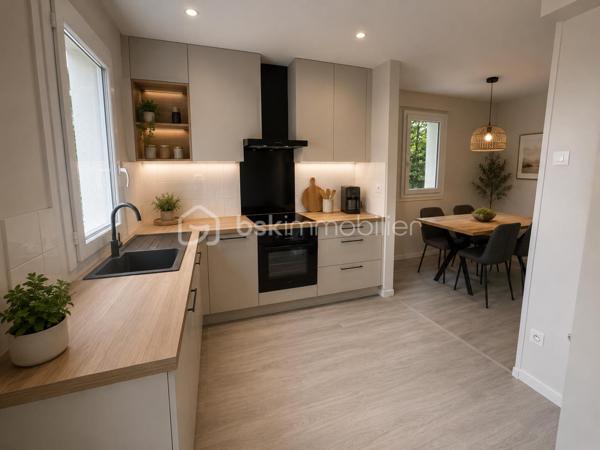 Maison mitoyenne située dans le quartier de Montjoyeux à Tours, offrant 82 m² habitables répartis sur trois niveaux. Fonctionnelle et lumineuse, elle dispose de trois chambres, d'un garage et d'un agréable jardin arboré d'environ 150 m², idéal pour profiter des beaux jours en famille.

La maison a bénéficié de nombreux travaux récents : peintures refaites, sols remplacés, radiateurs changés, démoussage de la toiture et ravalement de façade. Autant d'améliorations qui permettent d'emménager sereinement sans avoir à prévoir de gros travaux.

Située à proximité des écoles, commerces et transports, cette maison constitue une belle opportunité pour une famille ou un primo-accédant à la recherche d'un bien entretenu dans un secteur apprécié de Tours Sud.