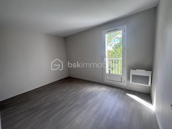 Maison mitoyenne située dans le quartier de Montjoyeux à Tours, offrant 82 m² habitables répartis sur trois niveaux. Fonctionnelle et lumineuse, elle dispose de trois chambres, d'un garage et d'un agréable jardin arboré d'environ 150 m², idéal pour profiter des beaux jours en famille.

La maison a bénéficié de nombreux travaux récents : peintures refaites, sols remplacés, radiateurs changés, démoussage de la toiture et ravalement de façade. Autant d'améliorations qui permettent d'emménager sereinement sans avoir à prévoir de gros travaux.

Située à proximité des écoles, commerces et transports, cette maison constitue une belle opportunité pour une famille ou un primo-accédant à la recherche d'un bien entretenu dans un secteur apprécié de Tours Sud.