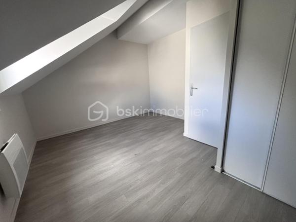 Maison mitoyenne située dans le quartier de Montjoyeux à Tours, offrant 82 m² habitables répartis sur trois niveaux. Fonctionnelle et lumineuse, elle dispose de trois chambres, d'un garage et d'un agréable jardin arboré d'environ 150 m², idéal pour profiter des beaux jours en famille.

La maison a bénéficié de nombreux travaux récents : peintures refaites, sols remplacés, radiateurs changés, démoussage de la toiture et ravalement de façade. Autant d'améliorations qui permettent d'emménager sereinement sans avoir à prévoir de gros travaux.

Située à proximité des écoles, commerces et transports, cette maison constitue une belle opportunité pour une famille ou un primo-accédant à la recherche d'un bien entretenu dans un secteur apprécié de Tours Sud.