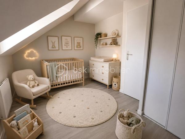 Maison mitoyenne située dans le quartier de Montjoyeux à Tours, offrant 82 m² habitables répartis sur trois niveaux. Fonctionnelle et lumineuse, elle dispose de trois chambres, d'un garage et d'un agréable jardin arboré d'environ 150 m², idéal pour profiter des beaux jours en famille.

La maison a bénéficié de nombreux travaux récents : peintures refaites, sols remplacés, radiateurs changés, démoussage de la toiture et ravalement de façade. Autant d'améliorations qui permettent d'emménager sereinement sans avoir à prévoir de gros travaux.

Située à proximité des écoles, commerces et transports, cette maison constitue une belle opportunité pour une famille ou un primo-accédant à la recherche d'un bien entretenu dans un secteur apprécié de Tours Sud.