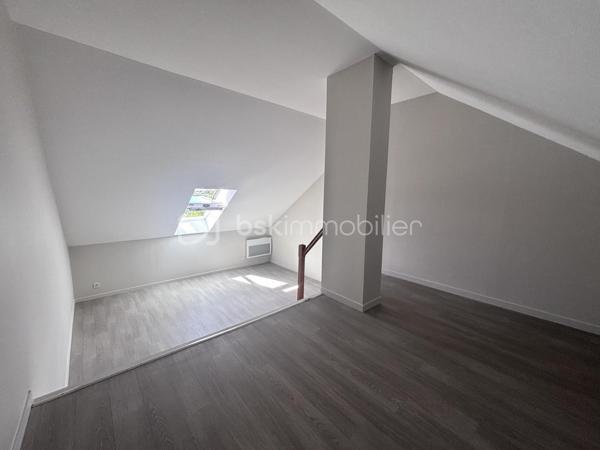 Maison mitoyenne située dans le quartier de Montjoyeux à Tours, offrant 82 m² habitables répartis sur trois niveaux. Fonctionnelle et lumineuse, elle dispose de trois chambres, d'un garage et d'un agréable jardin arboré d'environ 150 m², idéal pour profiter des beaux jours en famille.

La maison a bénéficié de nombreux travaux récents : peintures refaites, sols remplacés, radiateurs changés, démoussage de la toiture et ravalement de façade. Autant d'améliorations qui permettent d'emménager sereinement sans avoir à prévoir de gros travaux.

Située à proximité des écoles, commerces et transports, cette maison constitue une belle opportunité pour une famille ou un primo-accédant à la recherche d'un bien entretenu dans un secteur apprécié de Tours Sud.