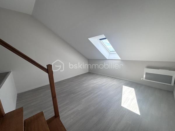 Maison mitoyenne située dans le quartier de Montjoyeux à Tours, offrant 82 m² habitables répartis sur trois niveaux. Fonctionnelle et lumineuse, elle dispose de trois chambres, d'un garage et d'un agréable jardin arboré d'environ 150 m², idéal pour profiter des beaux jours en famille.

La maison a bénéficié de nombreux travaux récents : peintures refaites, sols remplacés, radiateurs changés, démoussage de la toiture et ravalement de façade. Autant d'améliorations qui permettent d'emménager sereinement sans avoir à prévoir de gros travaux.

Située à proximité des écoles, commerces et transports, cette maison constitue une belle opportunité pour une famille ou un primo-accédant à la recherche d'un bien entretenu dans un secteur apprécié de Tours Sud.