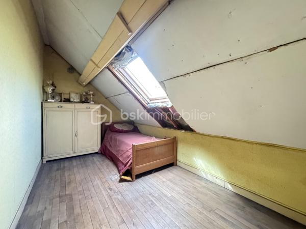 Ce pavillon indépendant séduit par ses volumes généreux, sa fonctionnalité et surtout son important potentiel d’évolution, idéal pour un projet familial ou d’investissement.
Au rez-de-chaussée, vous trouverez une entrée avec placard, une cuisine aménagée et équipée ouverte sur un salon convivial, deux belles chambres ainsi qu’une salle d’eau avec WC.
À l’étage, un palier dessert un bureau, une grande chambre, ainsi qu’un espace de combles aménageables d’environ 22 m² habitables, offrant de multiples possibilités d’aménagement (suite parentale, chambres supplémentaires, espace détente ou télétravail).
Le sous-sol total renforce encore l’attractivité du bien avec un grand garage pouvant accueillir deux véhicules, une vaste buanderie, ainsi qu’une pièce déjà aménagée en salle de jeux / bar.
À l’extérieur, le bien dispose de deux grands garages indépendants d’environ 50 m², d’un abri de jardin et d’un terrain clos d’environ 812 m², offrant un espace rare et exploitable selon vos projets.
Le véritable atout de ce bien réside dans son potentiel de transformation : volumes, dépendances et combles permettent d’envisager de nombreuses évolutions après rénovation ou réagencement.
Prestations complémentaires : Fenêtres PVC double vitrage / Toiture refaite en 2006 / Chaudière à condensation récente (environ 10 ans) / Porte d’entrée neuve (6 mois) / Portail électrique avec clôture (8 ans)
Un bien évolutif, rare sur le secteur, offrant de nombreuses perspectives d’aménagement et de valorisation.