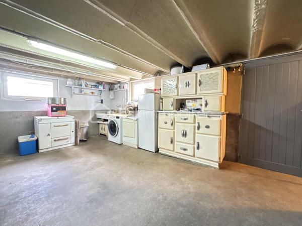 Ce pavillon indépendant séduit par ses volumes généreux, sa fonctionnalité et surtout son important potentiel d’évolution, idéal pour un projet familial ou d’investissement.
Au rez-de-chaussée, vous trouverez une entrée avec placard, une cuisine aménagée et équipée ouverte sur un salon convivial, deux belles chambres ainsi qu’une salle d’eau avec WC.
À l’étage, un palier dessert un bureau, une grande chambre, ainsi qu’un espace de combles aménageables d’environ 22 m² habitables, offrant de multiples possibilités d’aménagement (suite parentale, chambres supplémentaires, espace détente ou télétravail).
Le sous-sol total renforce encore l’attractivité du bien avec un grand garage pouvant accueillir deux véhicules, une vaste buanderie, ainsi qu’une pièce déjà aménagée en salle de jeux / bar.
À l’extérieur, le bien dispose de deux grands garages indépendants d’environ 50 m², d’un abri de jardin et d’un terrain clos d’environ 812 m², offrant un espace rare et exploitable selon vos projets.
Le véritable atout de ce bien réside dans son potentiel de transformation : volumes, dépendances et combles permettent d’envisager de nombreuses évolutions après rénovation ou réagencement.
Prestations complémentaires : Fenêtres PVC double vitrage / Toiture refaite en 2006 / Chaudière à condensation récente (environ 10 ans) / Porte d’entrée neuve (6 mois) / Portail électrique avec clôture (8 ans)
Un bien évolutif, rare sur le secteur, offrant de nombreuses perspectives d’aménagement et de valorisation.