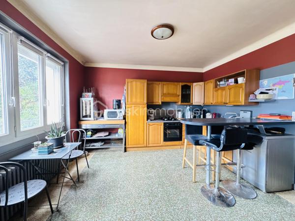 Ce pavillon indépendant séduit par ses volumes généreux, sa fonctionnalité et surtout son important potentiel d’évolution, idéal pour un projet familial ou d’investissement.
Au rez-de-chaussée, vous trouverez une entrée avec placard, une cuisine aménagée et équipée ouverte sur un salon convivial, deux belles chambres ainsi qu’une salle d’eau avec WC.
À l’étage, un palier dessert un bureau, une grande chambre, ainsi qu’un espace de combles aménageables d’environ 22 m² habitables, offrant de multiples possibilités d’aménagement (suite parentale, chambres supplémentaires, espace détente ou télétravail).
Le sous-sol total renforce encore l’attractivité du bien avec un grand garage pouvant accueillir deux véhicules, une vaste buanderie, ainsi qu’une pièce déjà aménagée en salle de jeux / bar.
À l’extérieur, le bien dispose de deux grands garages indépendants d’environ 50 m², d’un abri de jardin et d’un terrain clos d’environ 812 m², offrant un espace rare et exploitable selon vos projets.
Le véritable atout de ce bien réside dans son potentiel de transformation : volumes, dépendances et combles permettent d’envisager de nombreuses évolutions après rénovation ou réagencement.
Prestations complémentaires : Fenêtres PVC double vitrage / Toiture refaite en 2006 / Chaudière à condensation récente (environ 10 ans) / Porte d’entrée neuve (6 mois) / Portail électrique avec clôture (8 ans)
Un bien évolutif, rare sur le secteur, offrant de nombreuses perspectives d’aménagement et de valorisation.
