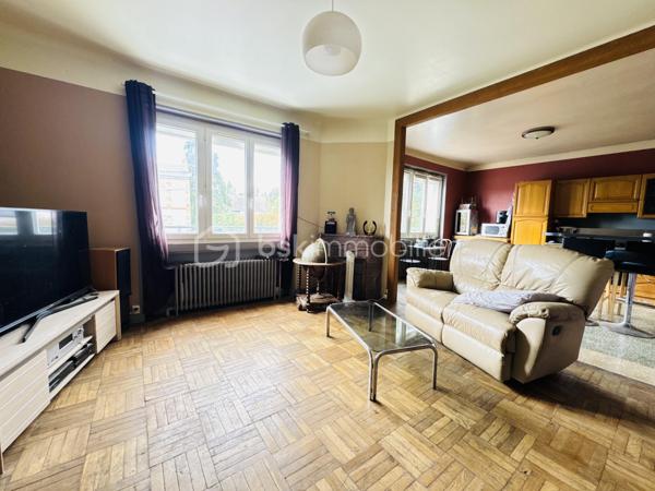Ce pavillon indépendant séduit par ses volumes généreux, sa fonctionnalité et surtout son important potentiel d’évolution, idéal pour un projet familial ou d’investissement.
Au rez-de-chaussée, vous trouverez une entrée avec placard, une cuisine aménagée et équipée ouverte sur un salon convivial, deux belles chambres ainsi qu’une salle d’eau avec WC.
À l’étage, un palier dessert un bureau, une grande chambre, ainsi qu’un espace de combles aménageables d’environ 22 m² habitables, offrant de multiples possibilités d’aménagement (suite parentale, chambres supplémentaires, espace détente ou télétravail).
Le sous-sol total renforce encore l’attractivité du bien avec un grand garage pouvant accueillir deux véhicules, une vaste buanderie, ainsi qu’une pièce déjà aménagée en salle de jeux / bar.
À l’extérieur, le bien dispose de deux grands garages indépendants d’environ 50 m², d’un abri de jardin et d’un terrain clos d’environ 812 m², offrant un espace rare et exploitable selon vos projets.
Le véritable atout de ce bien réside dans son potentiel de transformation : volumes, dépendances et combles permettent d’envisager de nombreuses évolutions après rénovation ou réagencement.
Prestations complémentaires : Fenêtres PVC double vitrage / Toiture refaite en 2006 / Chaudière à condensation récente (environ 10 ans) / Porte d’entrée neuve (6 mois) / Portail électrique avec clôture (8 ans)
Un bien évolutif, rare sur le secteur, offrant de nombreuses perspectives d’aménagement et de valorisation.