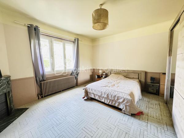 Ce pavillon indépendant séduit par ses volumes généreux, sa fonctionnalité et surtout son important potentiel d’évolution, idéal pour un projet familial ou d’investissement.
Au rez-de-chaussée, vous trouverez une entrée avec placard, une cuisine aménagée et équipée ouverte sur un salon convivial, deux belles chambres ainsi qu’une salle d’eau avec WC.
À l’étage, un palier dessert un bureau, une grande chambre, ainsi qu’un espace de combles aménageables d’environ 22 m² habitables, offrant de multiples possibilités d’aménagement (suite parentale, chambres supplémentaires, espace détente ou télétravail).
Le sous-sol total renforce encore l’attractivité du bien avec un grand garage pouvant accueillir deux véhicules, une vaste buanderie, ainsi qu’une pièce déjà aménagée en salle de jeux / bar.
À l’extérieur, le bien dispose de deux grands garages indépendants d’environ 50 m², d’un abri de jardin et d’un terrain clos d’environ 812 m², offrant un espace rare et exploitable selon vos projets.
Le véritable atout de ce bien réside dans son potentiel de transformation : volumes, dépendances et combles permettent d’envisager de nombreuses évolutions après rénovation ou réagencement.
Prestations complémentaires : Fenêtres PVC double vitrage / Toiture refaite en 2006 / Chaudière à condensation récente (environ 10 ans) / Porte d’entrée neuve (6 mois) / Portail électrique avec clôture (8 ans)
Un bien évolutif, rare sur le secteur, offrant de nombreuses perspectives d’aménagement et de valorisation.