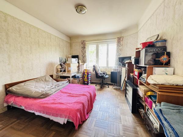Ce pavillon indépendant séduit par ses volumes généreux, sa fonctionnalité et surtout son important potentiel d’évolution, idéal pour un projet familial ou d’investissement.
Au rez-de-chaussée, vous trouverez une entrée avec placard, une cuisine aménagée et équipée ouverte sur un salon convivial, deux belles chambres ainsi qu’une salle d’eau avec WC.
À l’étage, un palier dessert un bureau, une grande chambre, ainsi qu’un espace de combles aménageables d’environ 22 m² habitables, offrant de multiples possibilités d’aménagement (suite parentale, chambres supplémentaires, espace détente ou télétravail).
Le sous-sol total renforce encore l’attractivité du bien avec un grand garage pouvant accueillir deux véhicules, une vaste buanderie, ainsi qu’une pièce déjà aménagée en salle de jeux / bar.
À l’extérieur, le bien dispose de deux grands garages indépendants d’environ 50 m², d’un abri de jardin et d’un terrain clos d’environ 812 m², offrant un espace rare et exploitable selon vos projets.
Le véritable atout de ce bien réside dans son potentiel de transformation : volumes, dépendances et combles permettent d’envisager de nombreuses évolutions après rénovation ou réagencement.
Prestations complémentaires : Fenêtres PVC double vitrage / Toiture refaite en 2006 / Chaudière à condensation récente (environ 10 ans) / Porte d’entrée neuve (6 mois) / Portail électrique avec clôture (8 ans)
Un bien évolutif, rare sur le secteur, offrant de nombreuses perspectives d’aménagement et de valorisation.