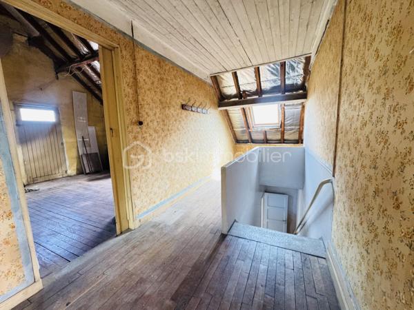 Ce pavillon indépendant séduit par ses volumes généreux, sa fonctionnalité et surtout son important potentiel d’évolution, idéal pour un projet familial ou d’investissement.
Au rez-de-chaussée, vous trouverez une entrée avec placard, une cuisine aménagée et équipée ouverte sur un salon convivial, deux belles chambres ainsi qu’une salle d’eau avec WC.
À l’étage, un palier dessert un bureau, une grande chambre, ainsi qu’un espace de combles aménageables d’environ 22 m² habitables, offrant de multiples possibilités d’aménagement (suite parentale, chambres supplémentaires, espace détente ou télétravail).
Le sous-sol total renforce encore l’attractivité du bien avec un grand garage pouvant accueillir deux véhicules, une vaste buanderie, ainsi qu’une pièce déjà aménagée en salle de jeux / bar.
À l’extérieur, le bien dispose de deux grands garages indépendants d’environ 50 m², d’un abri de jardin et d’un terrain clos d’environ 812 m², offrant un espace rare et exploitable selon vos projets.
Le véritable atout de ce bien réside dans son potentiel de transformation : volumes, dépendances et combles permettent d’envisager de nombreuses évolutions après rénovation ou réagencement.
Prestations complémentaires : Fenêtres PVC double vitrage / Toiture refaite en 2006 / Chaudière à condensation récente (environ 10 ans) / Porte d’entrée neuve (6 mois) / Portail électrique avec clôture (8 ans)
Un bien évolutif, rare sur le secteur, offrant de nombreuses perspectives d’aménagement et de valorisation.