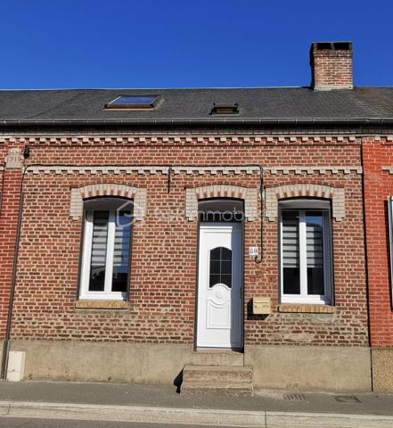 Maison mitoyenne idéalement située à proximité du collège et du lycée.
Composé au rez-de-chaussée d’une cuisine ouverte sur une agréable pièce de vie lumineuse, d’une salle de douche ainsi que d’un toilette séparé.
À l’étage, vous trouverez deux chambres confortables.
À l’extérieur, une cour agréable avec un petit chalet, un espace couvert et un coin pelouse viennent compléter ce bien.
Menuiseries au rdc double vitrage récente, pompe à chaleur air /air de septembre 2025. 
Maison fonctionnelle et bien située, idéale pour un couple, une petite famille ou un investissement locatif.
