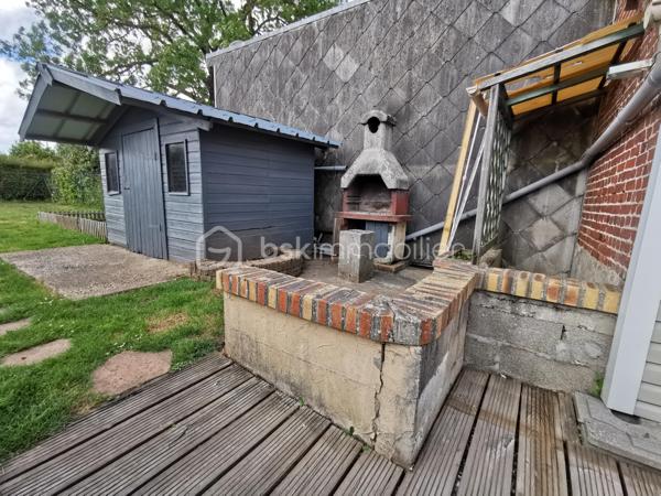 Maison mitoyenne idéalement située à proximité du collège et du lycée.
Composé au rez-de-chaussée d’une cuisine ouverte sur une agréable pièce de vie lumineuse, d’une salle de douche ainsi que d’un toilette séparé.
À l’étage, vous trouverez deux chambres confortables.
À l’extérieur, une cour agréable avec un petit chalet, un espace couvert et un coin pelouse viennent compléter ce bien.
Menuiseries au rdc double vitrage récente, pompe à chaleur air /air de septembre 2025. 
Maison fonctionnelle et bien située, idéale pour un couple, une petite famille ou un investissement locatif.