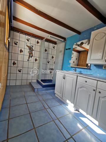 Maison mitoyenne idéalement située à proximité du collège et du lycée.
Composé au rez-de-chaussée d’une cuisine ouverte sur une agréable pièce de vie lumineuse, d’une salle de douche ainsi que d’un toilette séparé.
À l’étage, vous trouverez deux chambres confortables.
À l’extérieur, une cour agréable avec un petit chalet, un espace couvert et un coin pelouse viennent compléter ce bien.
Menuiseries au rdc double vitrage récente, pompe à chaleur air /air de septembre 2025. 
Maison fonctionnelle et bien située, idéale pour un couple, une petite famille ou un investissement locatif.