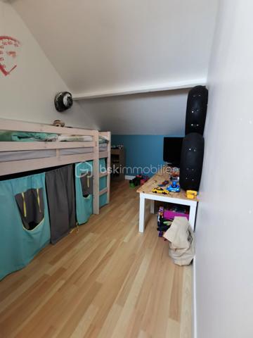 Maison mitoyenne idéalement située à proximité du collège et du lycée.
Composé au rez-de-chaussée d’une cuisine ouverte sur une agréable pièce de vie lumineuse, d’une salle de douche ainsi que d’un toilette séparé.
À l’étage, vous trouverez deux chambres confortables.
À l’extérieur, une cour agréable avec un petit chalet, un espace couvert et un coin pelouse viennent compléter ce bien.
Menuiseries au rdc double vitrage récente, pompe à chaleur air /air de septembre 2025. 
Maison fonctionnelle et bien située, idéale pour un couple, une petite famille ou un investissement locatif.