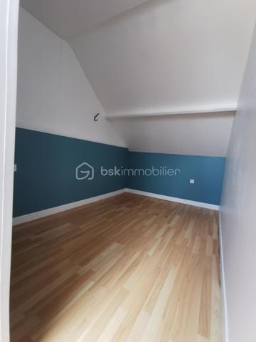 Maison mitoyenne idéalement située à proximité du collège et du lycée.
Composé au rez-de-chaussée d’une cuisine ouverte sur une agréable pièce de vie lumineuse, d’une salle de douche ainsi que d’un toilette séparé.
À l’étage, vous trouverez deux chambres confortables.
À l’extérieur, une cour agréable avec un petit chalet, un espace couvert et un coin pelouse viennent compléter ce bien.
Menuiseries au rdc double vitrage récente, pompe à chaleur air /air de septembre 2025. 
Maison fonctionnelle et bien située, idéale pour un couple, une petite famille ou un investissement locatif.