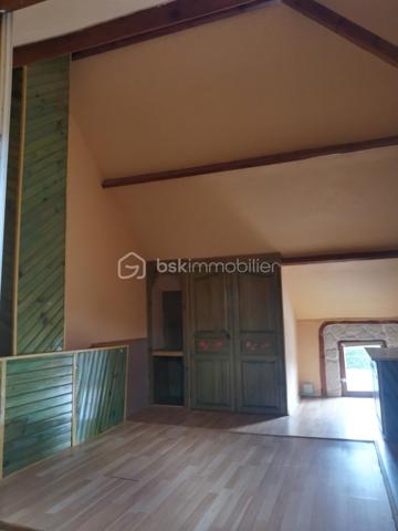 Maison mitoyenne idéalement située à proximité du collège et du lycée.
Composé au rez-de-chaussée d’une cuisine ouverte sur une agréable pièce de vie lumineuse, d’une salle de douche ainsi que d’un toilette séparé.
À l’étage, vous trouverez deux chambres confortables.
À l’extérieur, une cour agréable avec un petit chalet, un espace couvert et un coin pelouse viennent compléter ce bien.
Menuiseries au rdc double vitrage récente, pompe à chaleur air /air de septembre 2025. 
Maison fonctionnelle et bien située, idéale pour un couple, une petite famille ou un investissement locatif.