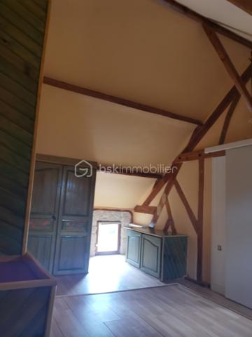 Maison mitoyenne idéalement située à proximité du collège et du lycée.
Composé au rez-de-chaussée d’une cuisine ouverte sur une agréable pièce de vie lumineuse, d’une salle de douche ainsi que d’un toilette séparé.
À l’étage, vous trouverez deux chambres confortables.
À l’extérieur, une cour agréable avec un petit chalet, un espace couvert et un coin pelouse viennent compléter ce bien.
Menuiseries au rdc double vitrage récente, pompe à chaleur air /air de septembre 2025. 
Maison fonctionnelle et bien située, idéale pour un couple, une petite famille ou un investissement locatif.