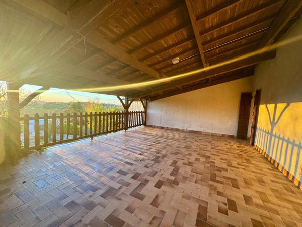 Maison de village avec grand garage et terrasse