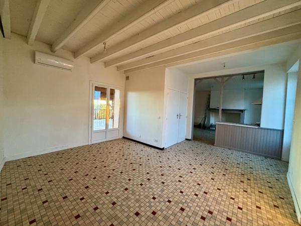 Maison de village avec grand garage et terrasse