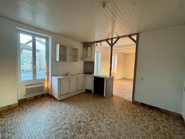 Maison de village avec grand garage et terrasse