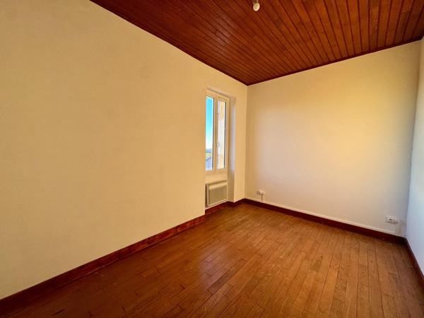 Maison de village avec grand garage et terrasse