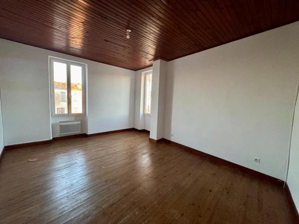 Maison de village avec grand garage et terrasse