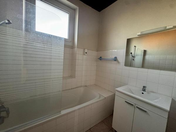 Maison de village avec grand garage et terrasse