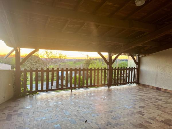 Maison de village avec grand garage et terrasse
