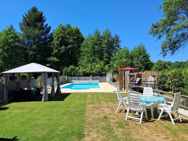 Moulin offrant une grande maison familiale avec potentiel pour gîte, camping ou restaurant