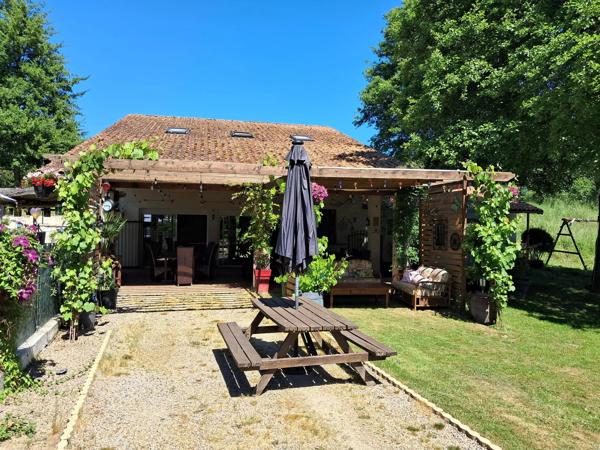 Moulin offrant une grande maison familiale avec potentiel pour gîte, camping ou restaurant