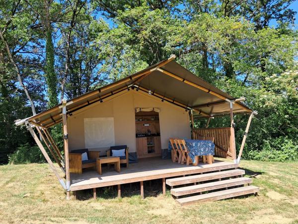 Moulin offrant une grande maison familiale avec potentiel pour gîte, camping ou restaurant