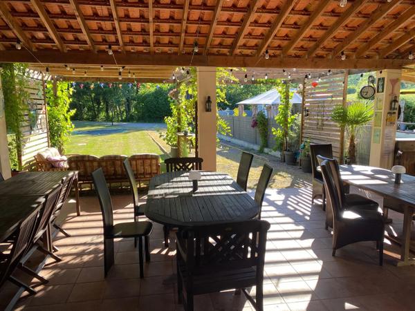 Moulin offrant une grande maison familiale avec potentiel pour gîte, camping ou restaurant