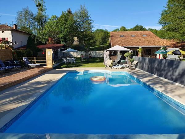 Moulin offrant une grande maison familiale avec potentiel pour gîte, camping ou restaurant
