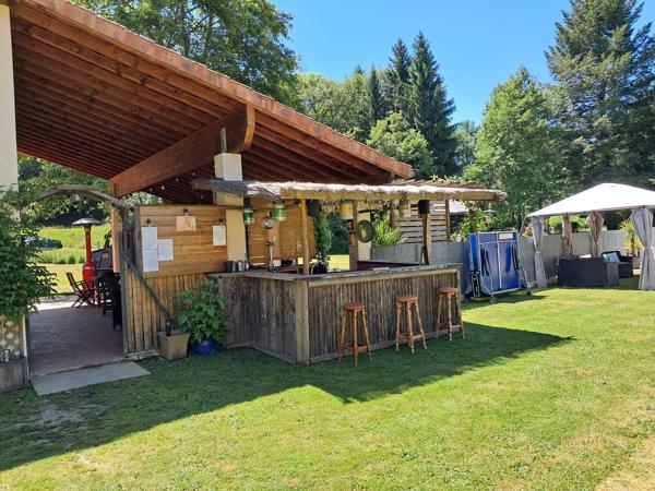 Moulin offrant une grande maison familiale avec potentiel pour gîte, camping ou restaurant