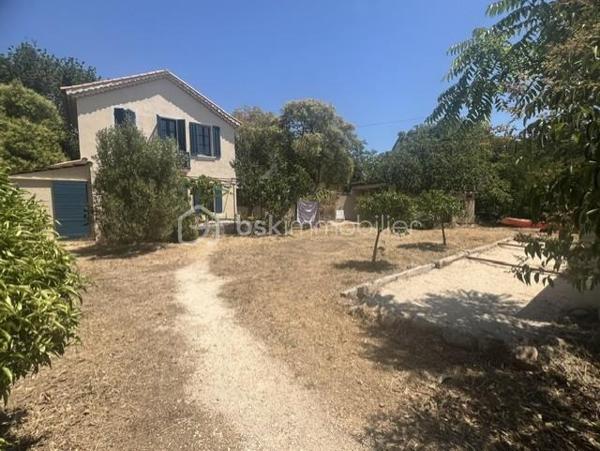 À seulement 2 minutes à pied des plages, découvrez un véritable havre de paix au cœur du très recherché quartier de Mar Vivo.

Cette charmante maison de style provençal d’environ 80 m² habitables, implantée sur un magnifique terrain plat et arboré de 860 m², offre un cadre de vie privilégié où calme, nature et proximité de la mer se rencontrent.

Dès l’entrée, une agréable terrasse vous accueille et invite à profiter pleinement des beaux jours.

Le rez-de-chaussée se compose d’une vaste pièce de vie d’environ 40 m² réunissant salon, cuisine et arrière-cuisine, agrémentée d’un chaleureux poêle à bois. Vous trouverez également un bureau, idéal pour le télétravail ou une chambre d’appoint, ainsi qu’une salle de bains avec WC.

À l’étage, deux belles chambres lumineuses offrent une vue dégagée sur le jardin. Un WC indépendant complète ce niveau. Un accès mène à des combles aménagés d’environ 24 m², offrant un espace supplémentaire idéal pour une salle de jeux ou un espace de rangement.

À l’extérieur, les prestations sont tout aussi séduisantes :

Garage de plus de 20 m²
Cuisine d’été ombragée, parfaite pour recevoir famille et amis
Terrain de pétanque
Terrain piscinable
Résiduel constructible représentant environ 25 % de l’emprise autorisée
Prise dédiée pour la recharge d’un véhicule électrique
Son emplacement est un véritable atout : à quelques minutes à pied des plages, des commerces, des écoles et de toutes les commodités, tout en bénéficiant d’un environnement résidentiel recherché.

Une maison pleine de charme et de potentiel, idéale en résidence principale comme en résidence secondaire.

Une visite suffira à vous convaincre !
Contactez-moi dès aujourd’hui pour découvrir ce bien rare sur le secteur de Mar Vivo.