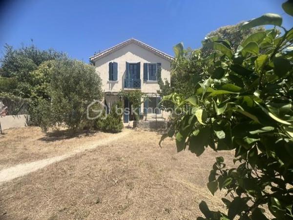 À seulement 2 minutes à pied des plages, découvrez un véritable havre de paix au cœur du très recherché quartier de Mar Vivo.

Cette charmante maison de style provençal d’environ 80 m² habitables, implantée sur un magnifique terrain plat et arboré de 860 m², offre un cadre de vie privilégié où calme, nature et proximité de la mer se rencontrent.

Dès l’entrée, une agréable terrasse vous accueille et invite à profiter pleinement des beaux jours.

Le rez-de-chaussée se compose d’une vaste pièce de vie d’environ 40 m² réunissant salon, cuisine et arrière-cuisine, agrémentée d’un chaleureux poêle à bois. Vous trouverez également un bureau, idéal pour le télétravail ou une chambre d’appoint, ainsi qu’une salle de bains avec WC.

À l’étage, deux belles chambres lumineuses offrent une vue dégagée sur le jardin. Un WC indépendant complète ce niveau. Un accès mène à des combles aménagés d’environ 24 m², offrant un espace supplémentaire idéal pour une salle de jeux ou un espace de rangement.

À l’extérieur, les prestations sont tout aussi séduisantes :

Garage de plus de 20 m²
Cuisine d’été ombragée, parfaite pour recevoir famille et amis
Terrain de pétanque
Terrain piscinable
Résiduel constructible représentant environ 25 % de l’emprise autorisée
Prise dédiée pour la recharge d’un véhicule électrique
Son emplacement est un véritable atout : à quelques minutes à pied des plages, des commerces, des écoles et de toutes les commodités, tout en bénéficiant d’un environnement résidentiel recherché.

Une maison pleine de charme et de potentiel, idéale en résidence principale comme en résidence secondaire.

Une visite suffira à vous convaincre !
Contactez-moi dès aujourd’hui pour découvrir ce bien rare sur le secteur de Mar Vivo.