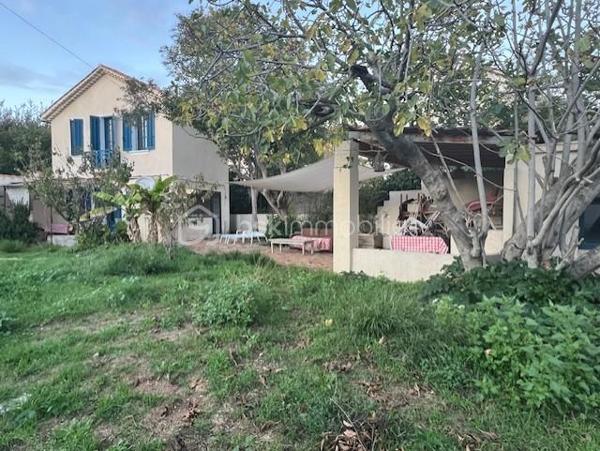 À seulement 2 minutes à pied des plages, découvrez un véritable havre de paix au cœur du très recherché quartier de Mar Vivo.

Cette charmante maison de style provençal d’environ 80 m² habitables, implantée sur un magnifique terrain plat et arboré de 860 m², offre un cadre de vie privilégié où calme, nature et proximité de la mer se rencontrent.

Dès l’entrée, une agréable terrasse vous accueille et invite à profiter pleinement des beaux jours.

Le rez-de-chaussée se compose d’une vaste pièce de vie d’environ 40 m² réunissant salon, cuisine et arrière-cuisine, agrémentée d’un chaleureux poêle à bois. Vous trouverez également un bureau, idéal pour le télétravail ou une chambre d’appoint, ainsi qu’une salle de bains avec WC.

À l’étage, deux belles chambres lumineuses offrent une vue dégagée sur le jardin. Un WC indépendant complète ce niveau. Un accès mène à des combles aménagés d’environ 24 m², offrant un espace supplémentaire idéal pour une salle de jeux ou un espace de rangement.

À l’extérieur, les prestations sont tout aussi séduisantes :

Garage de plus de 20 m²
Cuisine d’été ombragée, parfaite pour recevoir famille et amis
Terrain de pétanque
Terrain piscinable
Résiduel constructible représentant environ 25 % de l’emprise autorisée
Prise dédiée pour la recharge d’un véhicule électrique
Son emplacement est un véritable atout : à quelques minutes à pied des plages, des commerces, des écoles et de toutes les commodités, tout en bénéficiant d’un environnement résidentiel recherché.

Une maison pleine de charme et de potentiel, idéale en résidence principale comme en résidence secondaire.

Une visite suffira à vous convaincre !
Contactez-moi dès aujourd’hui pour découvrir ce bien rare sur le secteur de Mar Vivo.