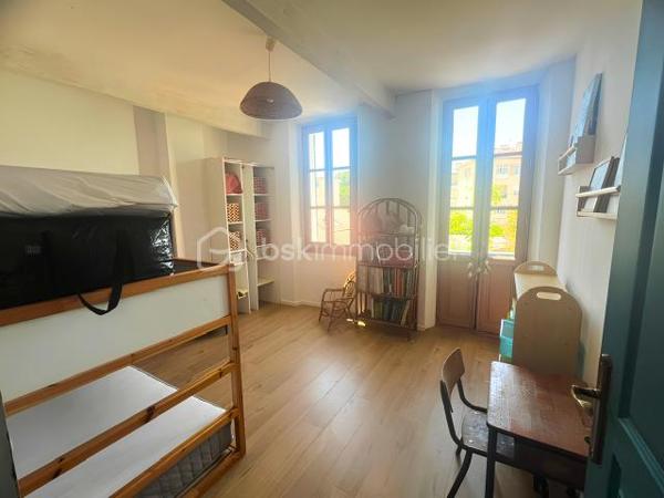 À seulement 2 minutes à pied des plages, découvrez un véritable havre de paix au cœur du très recherché quartier de Mar Vivo.

Cette charmante maison de style provençal d’environ 80 m² habitables, implantée sur un magnifique terrain plat et arboré de 860 m², offre un cadre de vie privilégié où calme, nature et proximité de la mer se rencontrent.

Dès l’entrée, une agréable terrasse vous accueille et invite à profiter pleinement des beaux jours.

Le rez-de-chaussée se compose d’une vaste pièce de vie d’environ 40 m² réunissant salon, cuisine et arrière-cuisine, agrémentée d’un chaleureux poêle à bois. Vous trouverez également un bureau, idéal pour le télétravail ou une chambre d’appoint, ainsi qu’une salle de bains avec WC.

À l’étage, deux belles chambres lumineuses offrent une vue dégagée sur le jardin. Un WC indépendant complète ce niveau. Un accès mène à des combles aménagés d’environ 24 m², offrant un espace supplémentaire idéal pour une salle de jeux ou un espace de rangement.

À l’extérieur, les prestations sont tout aussi séduisantes :

Garage de plus de 20 m²
Cuisine d’été ombragée, parfaite pour recevoir famille et amis
Terrain de pétanque
Terrain piscinable
Résiduel constructible représentant environ 25 % de l’emprise autorisée
Prise dédiée pour la recharge d’un véhicule électrique
Son emplacement est un véritable atout : à quelques minutes à pied des plages, des commerces, des écoles et de toutes les commodités, tout en bénéficiant d’un environnement résidentiel recherché.

Une maison pleine de charme et de potentiel, idéale en résidence principale comme en résidence secondaire.

Une visite suffira à vous convaincre !
Contactez-moi dès aujourd’hui pour découvrir ce bien rare sur le secteur de Mar Vivo.