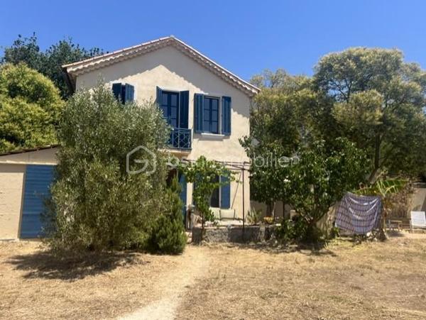 À seulement 2 minutes à pied des plages, découvrez un véritable havre de paix au cœur du très recherché quartier de Mar Vivo.

Cette charmante maison de style provençal d’environ 80 m² habitables, implantée sur un magnifique terrain plat et arboré de 860 m², offre un cadre de vie privilégié où calme, nature et proximité de la mer se rencontrent.

Dès l’entrée, une agréable terrasse vous accueille et invite à profiter pleinement des beaux jours.

Le rez-de-chaussée se compose d’une vaste pièce de vie d’environ 40 m² réunissant salon, cuisine et arrière-cuisine, agrémentée d’un chaleureux poêle à bois. Vous trouverez également un bureau, idéal pour le télétravail ou une chambre d’appoint, ainsi qu’une salle de bains avec WC.

À l’étage, deux belles chambres lumineuses offrent une vue dégagée sur le jardin. Un WC indépendant complète ce niveau. Un accès mène à des combles aménagés d’environ 24 m², offrant un espace supplémentaire idéal pour une salle de jeux ou un espace de rangement.

À l’extérieur, les prestations sont tout aussi séduisantes :

Garage de plus de 20 m²
Cuisine d’été ombragée, parfaite pour recevoir famille et amis
Terrain de pétanque
Terrain piscinable
Résiduel constructible représentant environ 25 % de l’emprise autorisée
Prise dédiée pour la recharge d’un véhicule électrique
Son emplacement est un véritable atout : à quelques minutes à pied des plages, des commerces, des écoles et de toutes les commodités, tout en bénéficiant d’un environnement résidentiel recherché.

Une maison pleine de charme et de potentiel, idéale en résidence principale comme en résidence secondaire.

Une visite suffira à vous convaincre !
Contactez-moi dès aujourd’hui pour découvrir ce bien rare sur le secteur de Mar Vivo.