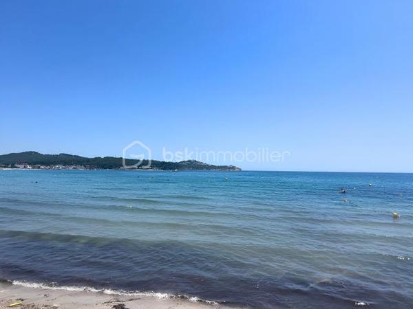 À seulement 2 minutes à pied des plages, découvrez un véritable havre de paix au cœur du très recherché quartier de Mar Vivo.

Cette charmante maison de style provençal d’environ 80 m² habitables, implantée sur un magnifique terrain plat et arboré de 860 m², offre un cadre de vie privilégié où calme, nature et proximité de la mer se rencontrent.

Dès l’entrée, une agréable terrasse vous accueille et invite à profiter pleinement des beaux jours.

Le rez-de-chaussée se compose d’une vaste pièce de vie d’environ 40 m² réunissant salon, cuisine et arrière-cuisine, agrémentée d’un chaleureux poêle à bois. Vous trouverez également un bureau, idéal pour le télétravail ou une chambre d’appoint, ainsi qu’une salle de bains avec WC.

À l’étage, deux belles chambres lumineuses offrent une vue dégagée sur le jardin. Un WC indépendant complète ce niveau. Un accès mène à des combles aménagés d’environ 24 m², offrant un espace supplémentaire idéal pour une salle de jeux ou un espace de rangement.

À l’extérieur, les prestations sont tout aussi séduisantes :

Garage de plus de 20 m²
Cuisine d’été ombragée, parfaite pour recevoir famille et amis
Terrain de pétanque
Terrain piscinable
Résiduel constructible représentant environ 25 % de l’emprise autorisée
Prise dédiée pour la recharge d’un véhicule électrique
Son emplacement est un véritable atout : à quelques minutes à pied des plages, des commerces, des écoles et de toutes les commodités, tout en bénéficiant d’un environnement résidentiel recherché.

Une maison pleine de charme et de potentiel, idéale en résidence principale comme en résidence secondaire.

Une visite suffira à vous convaincre !
Contactez-moi dès aujourd’hui pour découvrir ce bien rare sur le secteur de Mar Vivo.