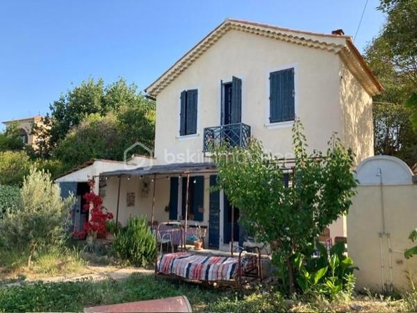 À seulement 2 minutes à pied des plages, découvrez un véritable havre de paix au cœur du très recherché quartier de Mar Vivo.

Cette charmante maison de style provençal d’environ 80 m² habitables, implantée sur un magnifique terrain plat et arboré de 860 m², offre un cadre de vie privilégié où calme, nature et proximité de la mer se rencontrent.

Dès l’entrée, une agréable terrasse vous accueille et invite à profiter pleinement des beaux jours.

Le rez-de-chaussée se compose d’une vaste pièce de vie d’environ 40 m² réunissant salon, cuisine et arrière-cuisine, agrémentée d’un chaleureux poêle à bois. Vous trouverez également un bureau, idéal pour le télétravail ou une chambre d’appoint, ainsi qu’une salle de bains avec WC.

À l’étage, deux belles chambres lumineuses offrent une vue dégagée sur le jardin. Un WC indépendant complète ce niveau. Un accès mène à des combles aménagés d’environ 24 m², offrant un espace supplémentaire idéal pour une salle de jeux ou un espace de rangement.

À l’extérieur, les prestations sont tout aussi séduisantes :

Garage de plus de 20 m²
Cuisine d’été ombragée, parfaite pour recevoir famille et amis
Terrain de pétanque
Terrain piscinable
Résiduel constructible représentant environ 25 % de l’emprise autorisée
Prise dédiée pour la recharge d’un véhicule électrique
Son emplacement est un véritable atout : à quelques minutes à pied des plages, des commerces, des écoles et de toutes les commodités, tout en bénéficiant d’un environnement résidentiel recherché.

Une maison pleine de charme et de potentiel, idéale en résidence principale comme en résidence secondaire.

Une visite suffira à vous convaincre !
Contactez-moi dès aujourd’hui pour découvrir ce bien rare sur le secteur de Mar Vivo.