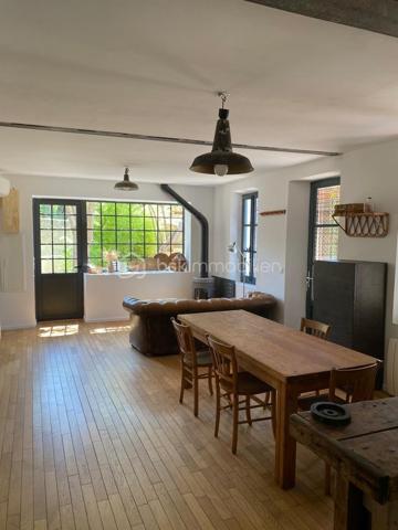À seulement 2 minutes à pied des plages, découvrez un véritable havre de paix au cœur du très recherché quartier de Mar Vivo.

Cette charmante maison de style provençal d’environ 80 m² habitables, implantée sur un magnifique terrain plat et arboré de 860 m², offre un cadre de vie privilégié où calme, nature et proximité de la mer se rencontrent.

Dès l’entrée, une agréable terrasse vous accueille et invite à profiter pleinement des beaux jours.

Le rez-de-chaussée se compose d’une vaste pièce de vie d’environ 40 m² réunissant salon, cuisine et arrière-cuisine, agrémentée d’un chaleureux poêle à bois. Vous trouverez également un bureau, idéal pour le télétravail ou une chambre d’appoint, ainsi qu’une salle de bains avec WC.

À l’étage, deux belles chambres lumineuses offrent une vue dégagée sur le jardin. Un WC indépendant complète ce niveau. Un accès mène à des combles aménagés d’environ 24 m², offrant un espace supplémentaire idéal pour une salle de jeux ou un espace de rangement.

À l’extérieur, les prestations sont tout aussi séduisantes :

Garage de plus de 20 m²
Cuisine d’été ombragée, parfaite pour recevoir famille et amis
Terrain de pétanque
Terrain piscinable
Résiduel constructible représentant environ 25 % de l’emprise autorisée
Prise dédiée pour la recharge d’un véhicule électrique
Son emplacement est un véritable atout : à quelques minutes à pied des plages, des commerces, des écoles et de toutes les commodités, tout en bénéficiant d’un environnement résidentiel recherché.

Une maison pleine de charme et de potentiel, idéale en résidence principale comme en résidence secondaire.

Une visite suffira à vous convaincre !
Contactez-moi dès aujourd’hui pour découvrir ce bien rare sur le secteur de Mar Vivo.