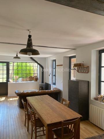 À seulement 2 minutes à pied des plages, découvrez un véritable havre de paix au cœur du très recherché quartier de Mar Vivo.

Cette charmante maison de style provençal d’environ 80 m² habitables, implantée sur un magnifique terrain plat et arboré de 860 m², offre un cadre de vie privilégié où calme, nature et proximité de la mer se rencontrent.

Dès l’entrée, une agréable terrasse vous accueille et invite à profiter pleinement des beaux jours.

Le rez-de-chaussée se compose d’une vaste pièce de vie d’environ 40 m² réunissant salon, cuisine et arrière-cuisine, agrémentée d’un chaleureux poêle à bois. Vous trouverez également un bureau, idéal pour le télétravail ou une chambre d’appoint, ainsi qu’une salle de bains avec WC.

À l’étage, deux belles chambres lumineuses offrent une vue dégagée sur le jardin. Un WC indépendant complète ce niveau. Un accès mène à des combles aménagés d’environ 24 m², offrant un espace supplémentaire idéal pour une salle de jeux ou un espace de rangement.

À l’extérieur, les prestations sont tout aussi séduisantes :

Garage de plus de 20 m²
Cuisine d’été ombragée, parfaite pour recevoir famille et amis
Terrain de pétanque
Terrain piscinable
Résiduel constructible représentant environ 25 % de l’emprise autorisée
Prise dédiée pour la recharge d’un véhicule électrique
Son emplacement est un véritable atout : à quelques minutes à pied des plages, des commerces, des écoles et de toutes les commodités, tout en bénéficiant d’un environnement résidentiel recherché.

Une maison pleine de charme et de potentiel, idéale en résidence principale comme en résidence secondaire.

Une visite suffira à vous convaincre !
Contactez-moi dès aujourd’hui pour découvrir ce bien rare sur le secteur de Mar Vivo.