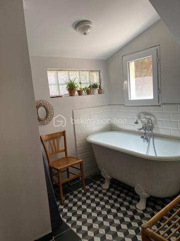 À seulement 2 minutes à pied des plages, découvrez un véritable havre de paix au cœur du très recherché quartier de Mar Vivo.

Cette charmante maison de style provençal d’environ 80 m² habitables, implantée sur un magnifique terrain plat et arboré de 860 m², offre un cadre de vie privilégié où calme, nature et proximité de la mer se rencontrent.

Dès l’entrée, une agréable terrasse vous accueille et invite à profiter pleinement des beaux jours.

Le rez-de-chaussée se compose d’une vaste pièce de vie d’environ 40 m² réunissant salon, cuisine et arrière-cuisine, agrémentée d’un chaleureux poêle à bois. Vous trouverez également un bureau, idéal pour le télétravail ou une chambre d’appoint, ainsi qu’une salle de bains avec WC.

À l’étage, deux belles chambres lumineuses offrent une vue dégagée sur le jardin. Un WC indépendant complète ce niveau. Un accès mène à des combles aménagés d’environ 24 m², offrant un espace supplémentaire idéal pour une salle de jeux ou un espace de rangement.

À l’extérieur, les prestations sont tout aussi séduisantes :

Garage de plus de 20 m²
Cuisine d’été ombragée, parfaite pour recevoir famille et amis
Terrain de pétanque
Terrain piscinable
Résiduel constructible représentant environ 25 % de l’emprise autorisée
Prise dédiée pour la recharge d’un véhicule électrique
Son emplacement est un véritable atout : à quelques minutes à pied des plages, des commerces, des écoles et de toutes les commodités, tout en bénéficiant d’un environnement résidentiel recherché.

Une maison pleine de charme et de potentiel, idéale en résidence principale comme en résidence secondaire.

Une visite suffira à vous convaincre !
Contactez-moi dès aujourd’hui pour découvrir ce bien rare sur le secteur de Mar Vivo.