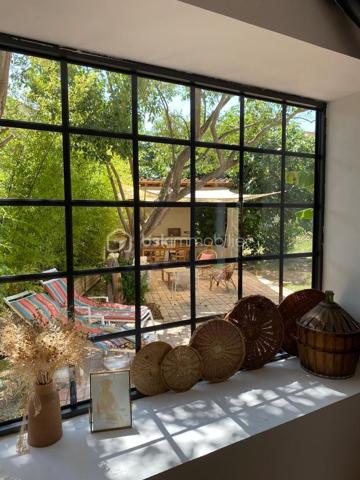 À seulement 2 minutes à pied des plages, découvrez un véritable havre de paix au cœur du très recherché quartier de Mar Vivo.

Cette charmante maison de style provençal d’environ 80 m² habitables, implantée sur un magnifique terrain plat et arboré de 860 m², offre un cadre de vie privilégié où calme, nature et proximité de la mer se rencontrent.

Dès l’entrée, une agréable terrasse vous accueille et invite à profiter pleinement des beaux jours.

Le rez-de-chaussée se compose d’une vaste pièce de vie d’environ 40 m² réunissant salon, cuisine et arrière-cuisine, agrémentée d’un chaleureux poêle à bois. Vous trouverez également un bureau, idéal pour le télétravail ou une chambre d’appoint, ainsi qu’une salle de bains avec WC.

À l’étage, deux belles chambres lumineuses offrent une vue dégagée sur le jardin. Un WC indépendant complète ce niveau. Un accès mène à des combles aménagés d’environ 24 m², offrant un espace supplémentaire idéal pour une salle de jeux ou un espace de rangement.

À l’extérieur, les prestations sont tout aussi séduisantes :

Garage de plus de 20 m²
Cuisine d’été ombragée, parfaite pour recevoir famille et amis
Terrain de pétanque
Terrain piscinable
Résiduel constructible représentant environ 25 % de l’emprise autorisée
Prise dédiée pour la recharge d’un véhicule électrique
Son emplacement est un véritable atout : à quelques minutes à pied des plages, des commerces, des écoles et de toutes les commodités, tout en bénéficiant d’un environnement résidentiel recherché.

Une maison pleine de charme et de potentiel, idéale en résidence principale comme en résidence secondaire.

Une visite suffira à vous convaincre !
Contactez-moi dès aujourd’hui pour découvrir ce bien rare sur le secteur de Mar Vivo.
