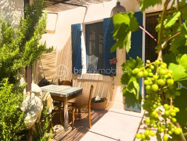 À seulement 2 minutes à pied des plages, découvrez un véritable havre de paix au cœur du très recherché quartier de Mar Vivo.

Cette charmante maison de style provençal d’environ 80 m² habitables, implantée sur un magnifique terrain plat et arboré de 860 m², offre un cadre de vie privilégié où calme, nature et proximité de la mer se rencontrent.

Dès l’entrée, une agréable terrasse vous accueille et invite à profiter pleinement des beaux jours.

Le rez-de-chaussée se compose d’une vaste pièce de vie d’environ 40 m² réunissant salon, cuisine et arrière-cuisine, agrémentée d’un chaleureux poêle à bois. Vous trouverez également un bureau, idéal pour le télétravail ou une chambre d’appoint, ainsi qu’une salle de bains avec WC.

À l’étage, deux belles chambres lumineuses offrent une vue dégagée sur le jardin. Un WC indépendant complète ce niveau. Un accès mène à des combles aménagés d’environ 24 m², offrant un espace supplémentaire idéal pour une salle de jeux ou un espace de rangement.

À l’extérieur, les prestations sont tout aussi séduisantes :

Garage de plus de 20 m²
Cuisine d’été ombragée, parfaite pour recevoir famille et amis
Terrain de pétanque
Terrain piscinable
Résiduel constructible représentant environ 25 % de l’emprise autorisée
Prise dédiée pour la recharge d’un véhicule électrique
Son emplacement est un véritable atout : à quelques minutes à pied des plages, des commerces, des écoles et de toutes les commodités, tout en bénéficiant d’un environnement résidentiel recherché.

Une maison pleine de charme et de potentiel, idéale en résidence principale comme en résidence secondaire.

Une visite suffira à vous convaincre !
Contactez-moi dès aujourd’hui pour découvrir ce bien rare sur le secteur de Mar Vivo.