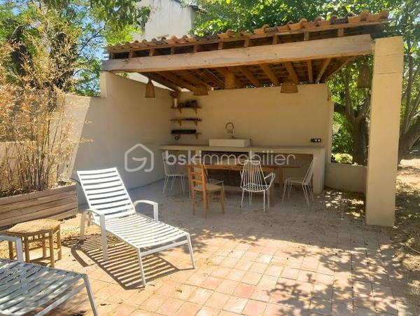 À seulement 2 minutes à pied des plages, découvrez un véritable havre de paix au cœur du très recherché quartier de Mar Vivo.

Cette charmante maison de style provençal d’environ 80 m² habitables, implantée sur un magnifique terrain plat et arboré de 860 m², offre un cadre de vie privilégié où calme, nature et proximité de la mer se rencontrent.

Dès l’entrée, une agréable terrasse vous accueille et invite à profiter pleinement des beaux jours.

Le rez-de-chaussée se compose d’une vaste pièce de vie d’environ 40 m² réunissant salon, cuisine et arrière-cuisine, agrémentée d’un chaleureux poêle à bois. Vous trouverez également un bureau, idéal pour le télétravail ou une chambre d’appoint, ainsi qu’une salle de bains avec WC.

À l’étage, deux belles chambres lumineuses offrent une vue dégagée sur le jardin. Un WC indépendant complète ce niveau. Un accès mène à des combles aménagés d’environ 24 m², offrant un espace supplémentaire idéal pour une salle de jeux ou un espace de rangement.

À l’extérieur, les prestations sont tout aussi séduisantes :

Garage de plus de 20 m²
Cuisine d’été ombragée, parfaite pour recevoir famille et amis
Terrain de pétanque
Terrain piscinable
Résiduel constructible représentant environ 25 % de l’emprise autorisée
Prise dédiée pour la recharge d’un véhicule électrique
Son emplacement est un véritable atout : à quelques minutes à pied des plages, des commerces, des écoles et de toutes les commodités, tout en bénéficiant d’un environnement résidentiel recherché.

Une maison pleine de charme et de potentiel, idéale en résidence principale comme en résidence secondaire.

Une visite suffira à vous convaincre !
Contactez-moi dès aujourd’hui pour découvrir ce bien rare sur le secteur de Mar Vivo.